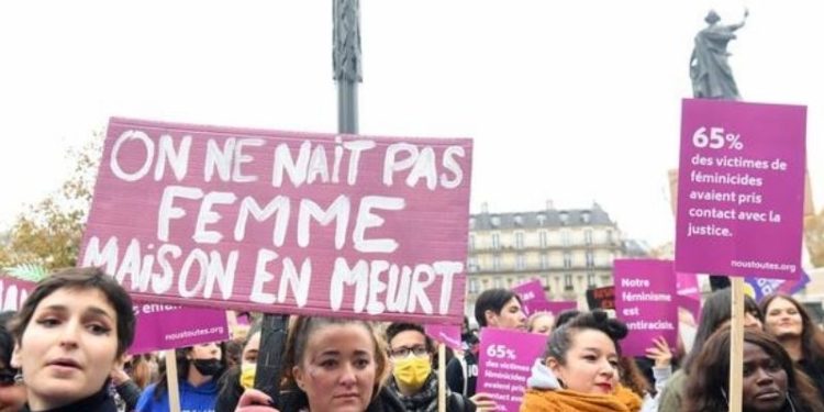 Paris'te 60 kadın örgütünden kitlesel yürüyüş