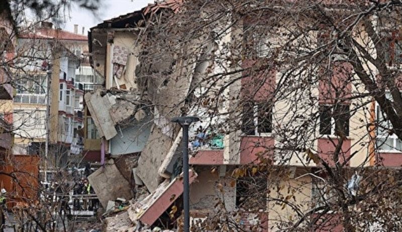 Patlama sonucu bir kısmı çöken Onbirler Apartmanı'nın yıkımı tamamlandı