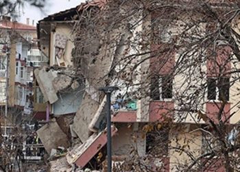 Patlama sonucu bir kısmı çöken Onbirler Apartmanı'nın yıkımı tamamlandı