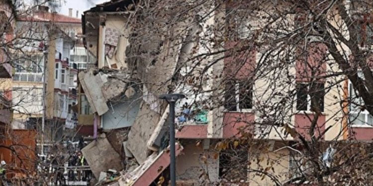 Patlama sonucu bir kısmı çöken Onbirler Apartmanı'nın yıkımı tamamlandı