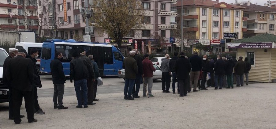 Peşpeşe gelen zamlar sonrası Ankara ve İstanbul’da yüzlerce kişilik halk ekmek kuyrukları