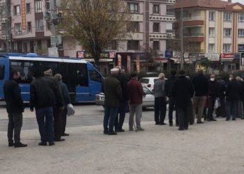 Peşpeşe gelen zamlar sonrası Ankara ve İstanbul’da yüzlerce kişilik halk ekmek kuyrukları