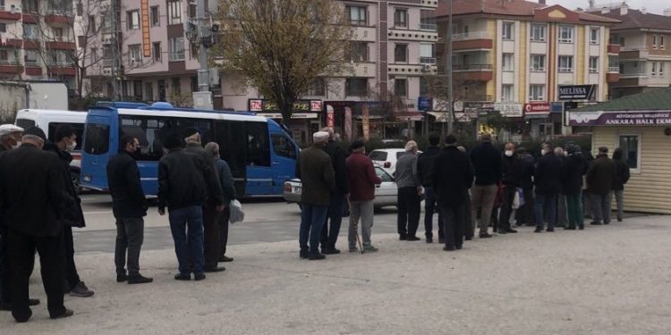 Peşpeşe gelen zamlar sonrası Ankara ve İstanbul’da yüzlerce kişilik halk ekmek kuyrukları