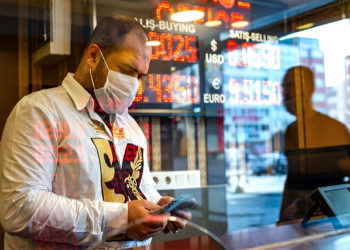 Piyasalar diken üstünde, dolar 9,90 TL’ye göz kırptı