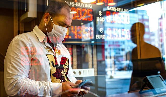 Piyasalar diken üstünde, dolar 9,90 TL’ye göz kırptı