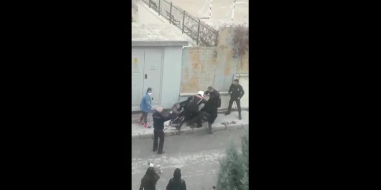 Polisler genci önce darp etti; sonra şikayetçi oldu