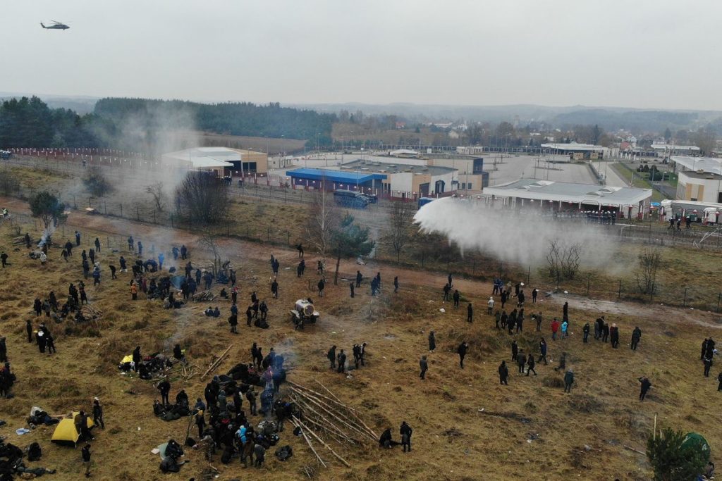 Polonya’dan sınırdaki göçmenlere müdahale