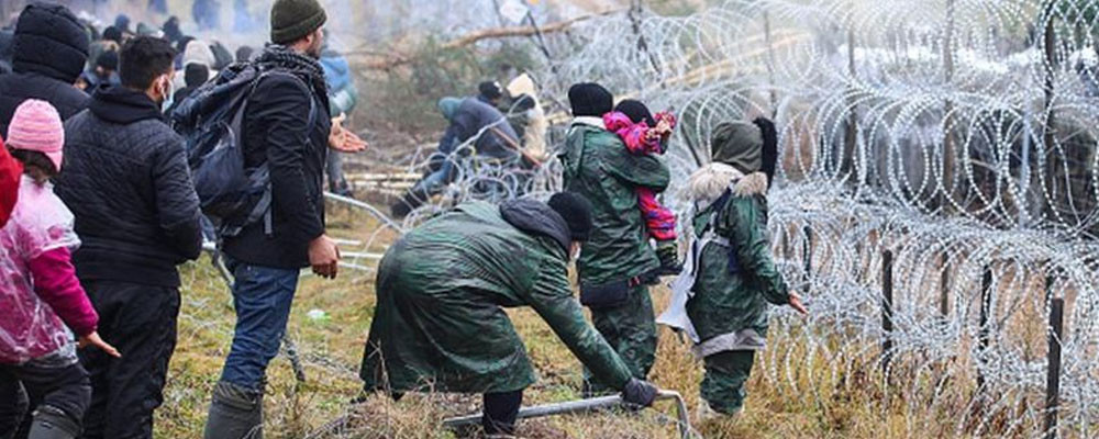 Polonya-Belarus göçmen krizi: Polonya Savunma Bakanı, 15 bin askerin sınırdaki göçmenleri 'püskürtmekle' görevlendirildiğini açıkladı