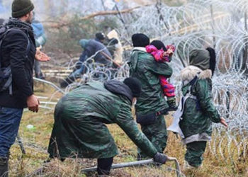 Polonya-Belarus göçmen krizi: Polonya Savunma Bakanı, 15 bin askerin sınırdaki göçmenleri 'püskürtmekle' görevlendirildiğini açıkladı