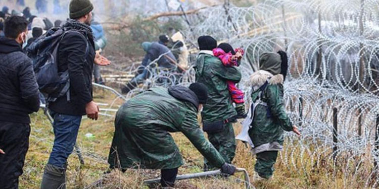 Polonya-Belarus göçmen krizi: Polonya Savunma Bakanı, 15 bin askerin sınırdaki göçmenleri 'püskürtmekle' görevlendirildiğini açıkladı