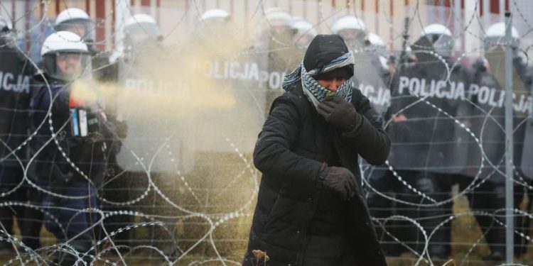 Polonyalı güvenlik güçlerinden göçmenlere müdahale