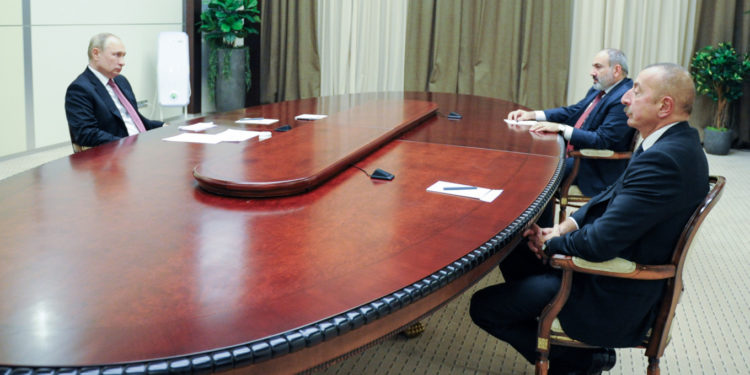 Putin, Azerbaycan ve Ermenistan liderlerine ülkelerin Sovyet geçmişini hatırlattı; gerilimi düşürme çağrısı yaptı