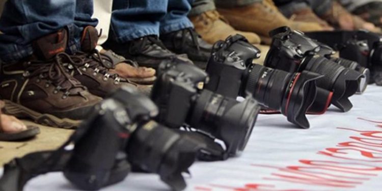 Rapor: Gazeteci, aktivist ve siyasetçilerin terör suçlarıyla suçlanması artarak devam ediyor