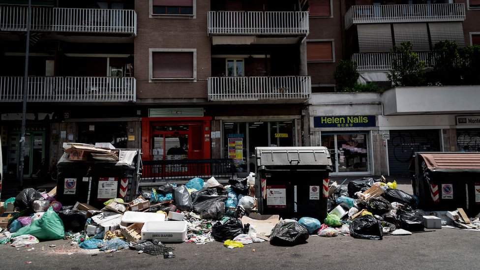 Roma'nın kirlilik sorununa tartışmalı çözüm: İşten kaytarmayan çöpçülere ikramiye