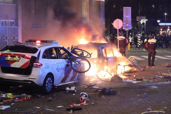 Rotterdam korona önlemleri nedeni ile karıştı; Polis araçları yakıldı, sokaklar savaş alanına döndü