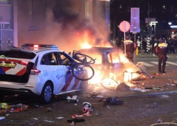 Rotterdam korona önlemleri nedeni ile karıştı; Polis araçları yakıldı, sokaklar savaş alanına döndü