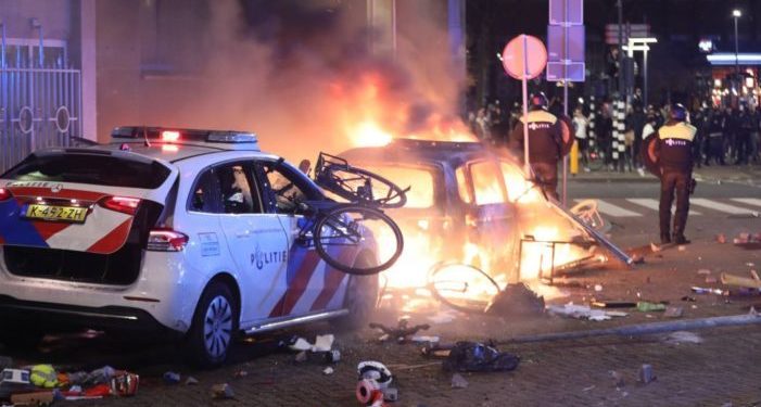 Rotterdam korona önlemleri nedeni ile karıştı; Polis araçları yakıldı, sokaklar savaş alanına döndü