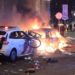 Rotterdam korona önlemleri nedeni ile karıştı; Polis araçları yakıldı, sokaklar savaş alanına döndü