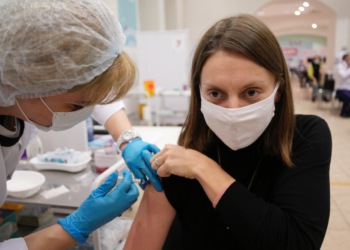 Rusya, Sputnik-V aşısının Omicron'a uygun 3. dozunu geliştirmeye başladıklarını duyurdu