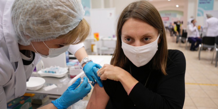 Rusya, Sputnik-V aşısının Omicron'a uygun 3. dozunu geliştirmeye başladıklarını duyurdu