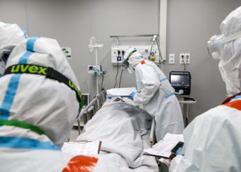 Rusya'da doktorlar, aşı karşıtı ünlüleri hastanelerin Covid ünitelerini gezmeye davet etti