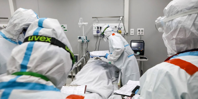 Rusya'da doktorlar, aşı karşıtı ünlüleri hastanelerin Covid ünitelerini gezmeye davet etti