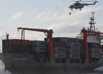 Rusya'nın doğusunda kargo gemisi karaya oturdu