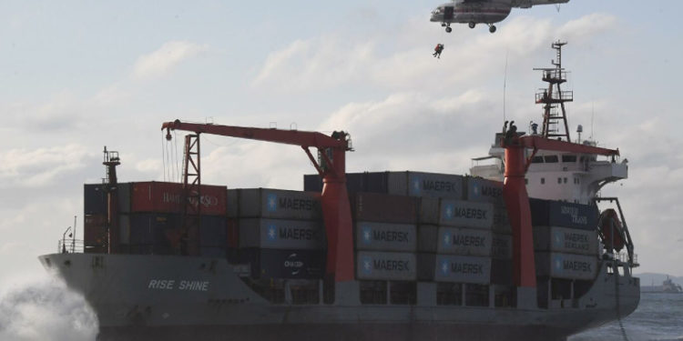 Rusya'nın doğusunda kargo gemisi karaya oturdu