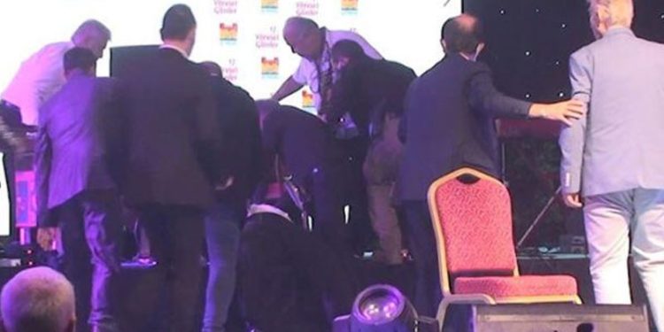 Sahnede kalp krizi geçirip hayatını kaybetti