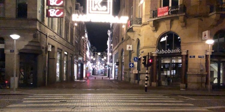 Salgında dördüncü dalga: Hollanda kısmi sokağa çıkma yasağı uygulayacak