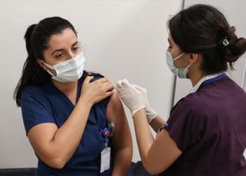 Sağlık çalışanları 4. doz aşılarını olmaya başladı