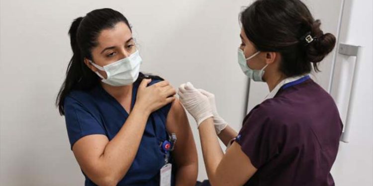 Sağlık çalışanları 4. doz aşılarını olmaya başladı