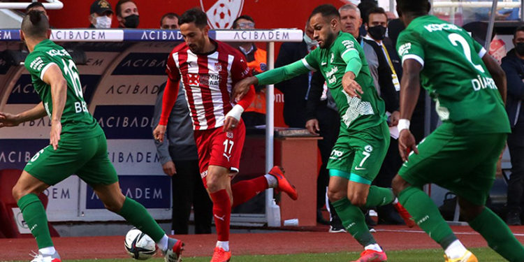 Sivas'ta 2 kırmızı kart var, gol yok