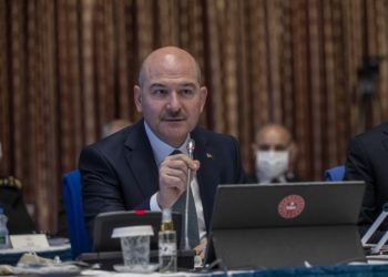 Soylu: ‘10 bin doları alan siyasetçiyi söylerim ama siz de başka şeyler söylemek zorunda kalırsınız’