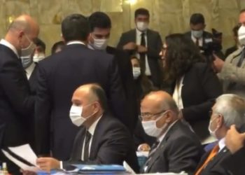 Soylu’ya Sedat Peker’in iddialarının yer aldığı ‘Duvar’ kitabı hediye edildi