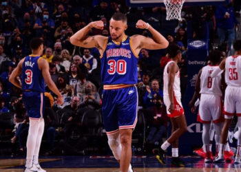 Stephen Curry 50 sayı 10 asistle double-double yaptı; tarihe geçti!