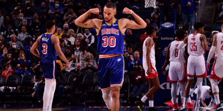 Stephen Curry 50 sayı 10 asistle double-double yaptı; tarihe geçti!