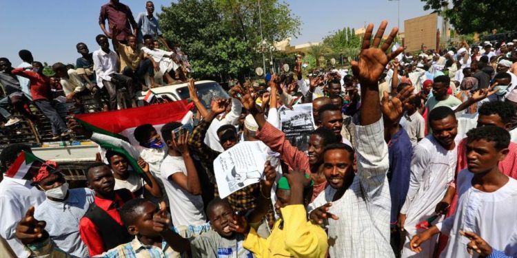 Sudan'da dünkü darbe karşıtı gösterilerde en az 15 kişi hayatını kaybetti