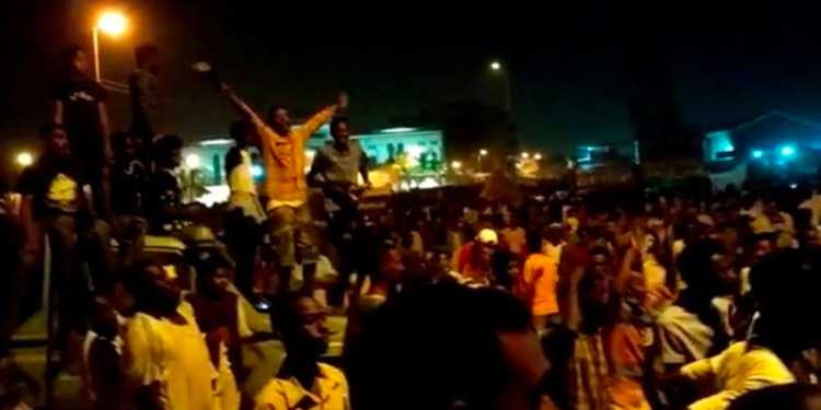 Sudan'da gece yarısı toplanan protestoculara polis müdahale etti