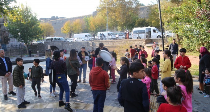 Sur’da çocuk şenliğine yoğun ilgi