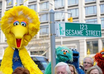 Susam Sokağı karakteri Büyük Kuş, Covid-19 aşısı önerdiği için sağcıların hedefinde