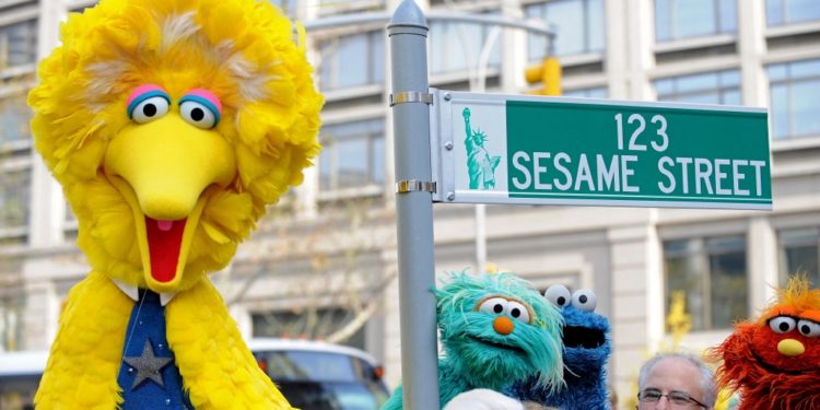 Susam Sokağı karakteri Büyük Kuş, Covid-19 aşısı önerdiği için sağcıların hedefinde