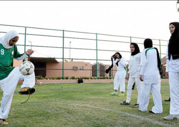 Suudi Arabistan'da bir ilk: Kadın futbol ligi başladı