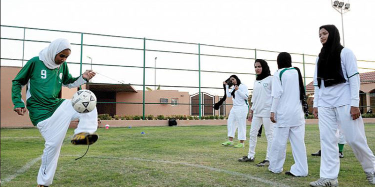 Suudi Arabistan'da bir ilk: Kadın futbol ligi başladı