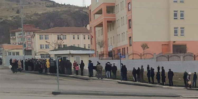 Sözcü yazarı Muratoğlu'ndan ekmek kuyruğu değerlendirmesi: Ne 1994 ne de 2001 krizinde böyle bir duruma şahit olunmadı