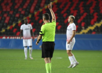 Süper Lig'de hakem skandalı; maçı erken bitirdi, fark edince takımları geri çağırdı