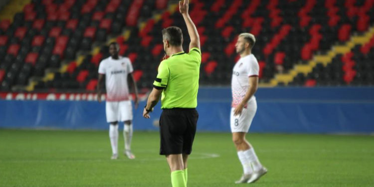 Süper Lig'de hakem skandalı; maçı erken bitirdi, fark edince takımları geri çağırdı