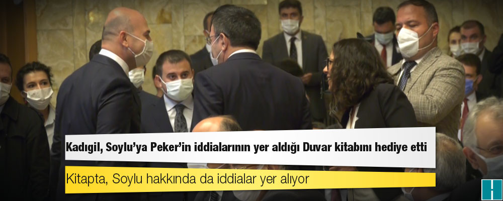 TİP milletvekili Kadıgil, Bakan Soylu'ya Sedat Peker'in iddialarının yer aldığı Duvar kitabını hediye etti