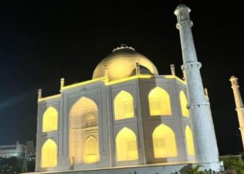 Tac Mahal: Hindistan'da bir iş insanı eşine sevgisini göstermek için anıtın replikasını yaptırdı