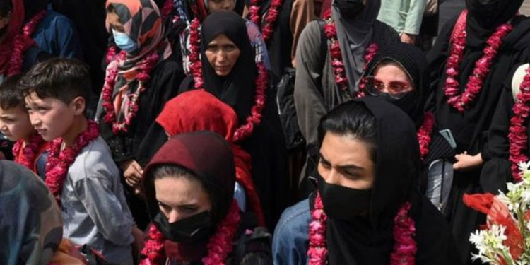 Taliban'dan kaçan Afgan kadın futbolcular İngiltere'de: 'Ev ev arandılar, travma yaşadılar'